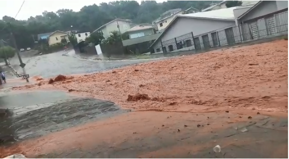 Rádio Aurora Fortes chuvas causam transtornos nas zonas urbana e